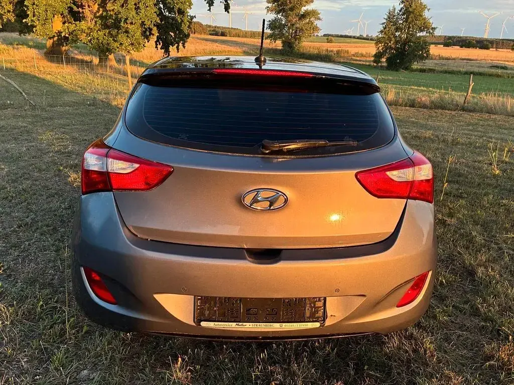 Gebraucht Hyundai i30 Edition 99 PS (72 kW) 2015 Grau Limousine