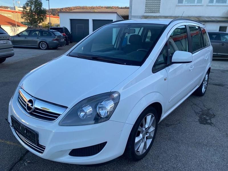 Weiß Gebraucht 2012 Opel Zafira Design Edition Van / Kleinbus | 2.950 € (Superpreis) - Bild 1/4