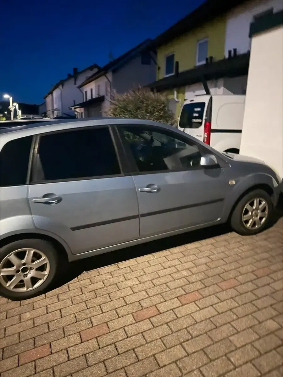 Gebraucht Ford Fiesta 81 PS (59 kW) 2006 Blau Kleinwagen