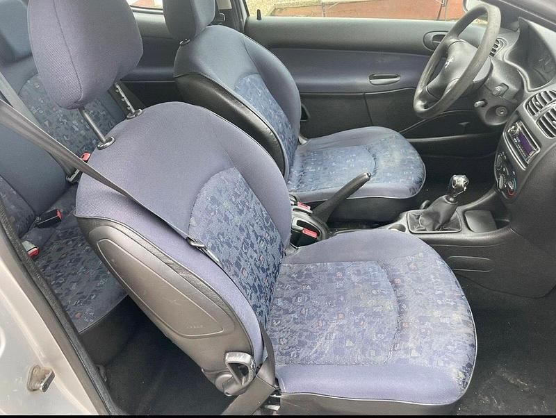 Gebraucht Peugeot 206 60 PS (44 kW) 2001 Silber Kleinwagen