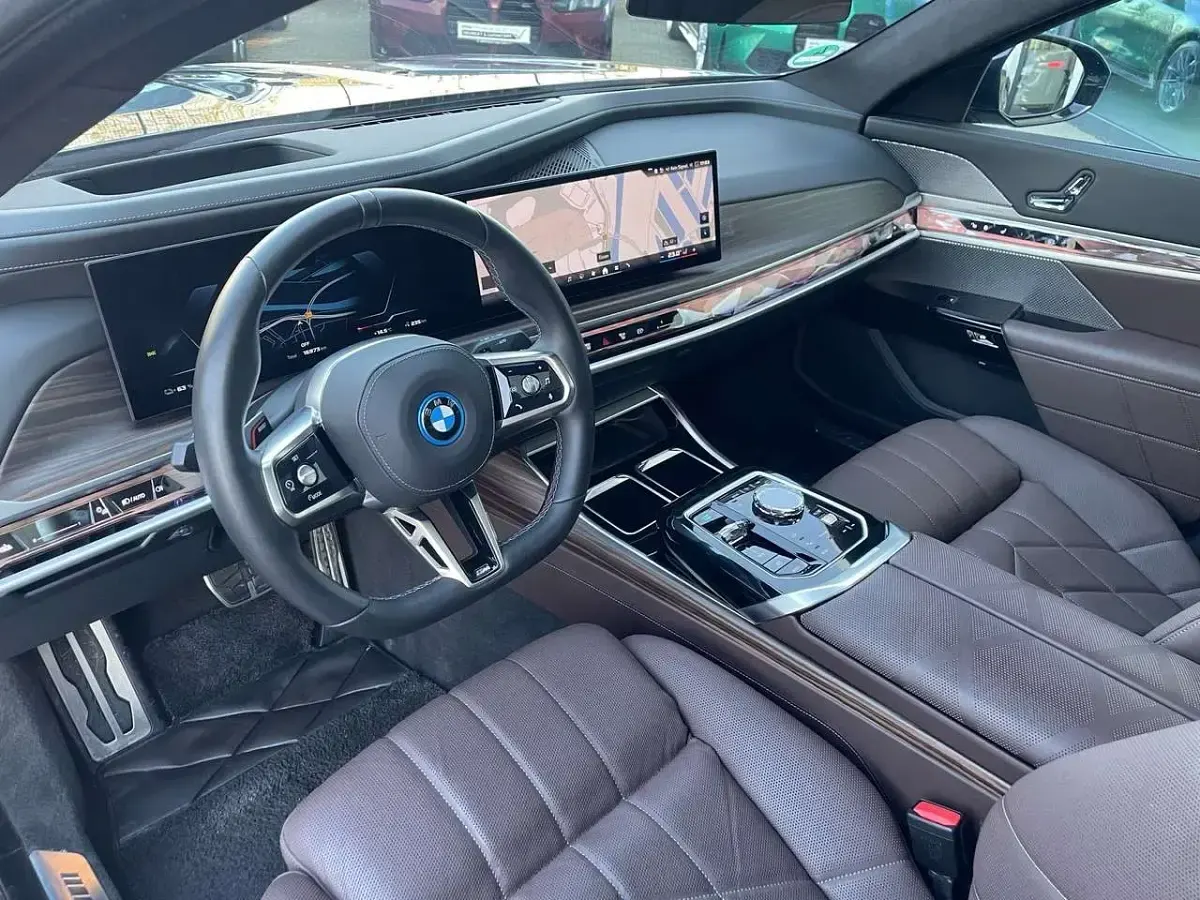 Gebraucht BMW i7 Sport Line 484 kW (659 PS) 2025 Belladonna purple Limousine