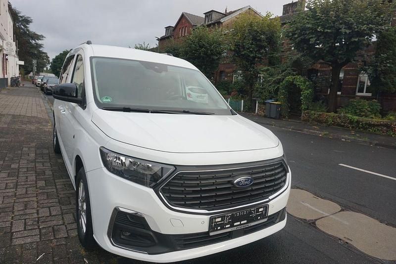 Gebraucht Ford Tourneo Titanium 122 PS (89 kW) 2022 Weiß Van / Kleinbus