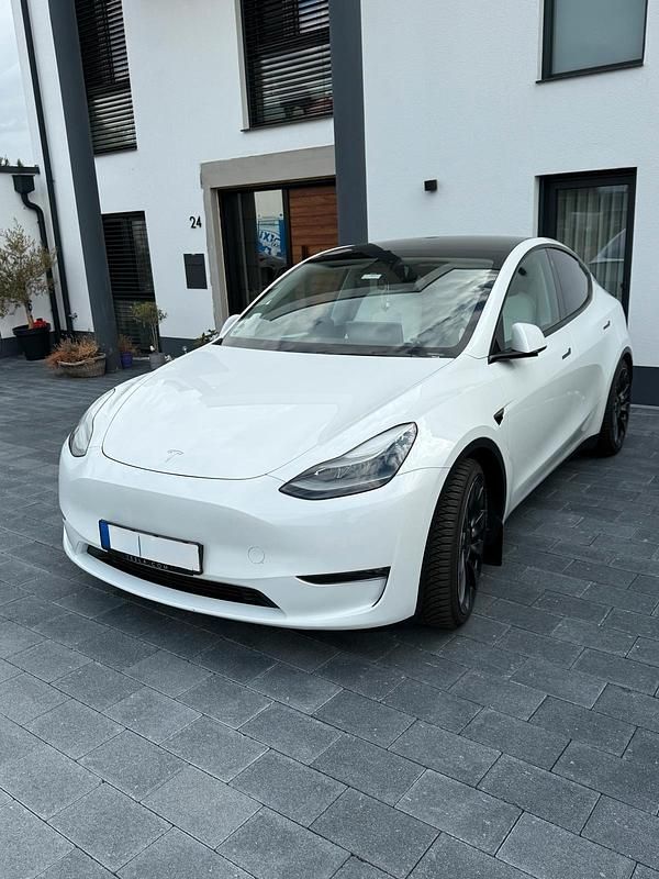 Weiß Gebraucht 2023 Tesla Model Y Performance SUV | 36.900 € (Superpreis) - Bild 1/4