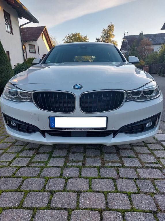 Weiß Gebraucht 2013 BMW 320 Gran Turismo Luxury Line Limousine | 14.200 € (Fairer Preis) - Bild 1/4