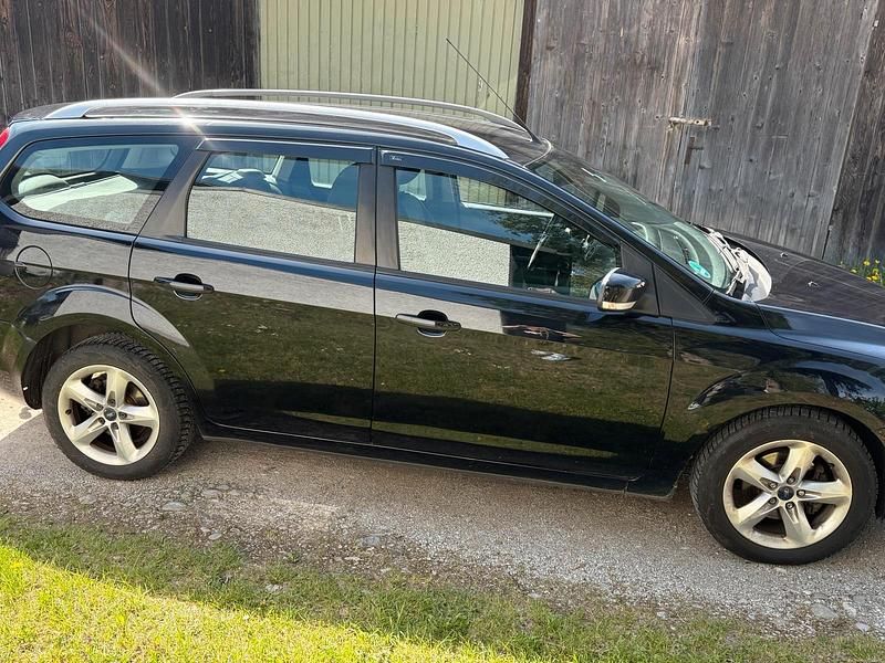 Second-hand Ford Focus Style 110 CP (80 kW) 2009 Negru Break