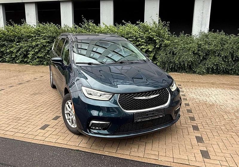 Deep blue crystal Gebraucht 2022 Chrysler Pacifica Touring SUV | 26.500 € (Superpreis) - Bild 1/4
