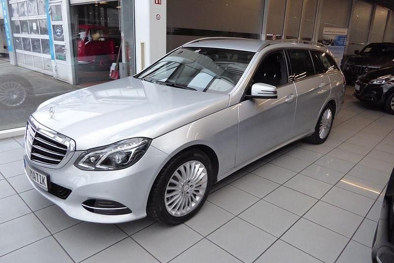 Silber Gebraucht 2015 Mercedes E200 Limousine | 19.990 € (Fairer Preis) - Bild 1/4