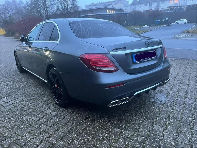 Grau Gebraucht 2016 Mercedes E220 Limousine | 18.000 € (Teuer) - Bild 1/4