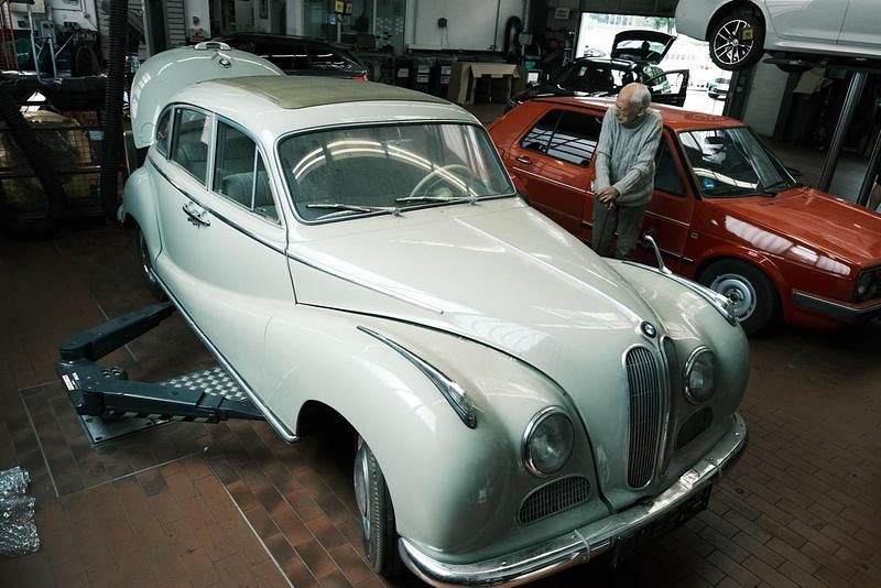 Grün Gebraucht 1959 BMW 502 Limousine | 29.900 € - Bild 1/2