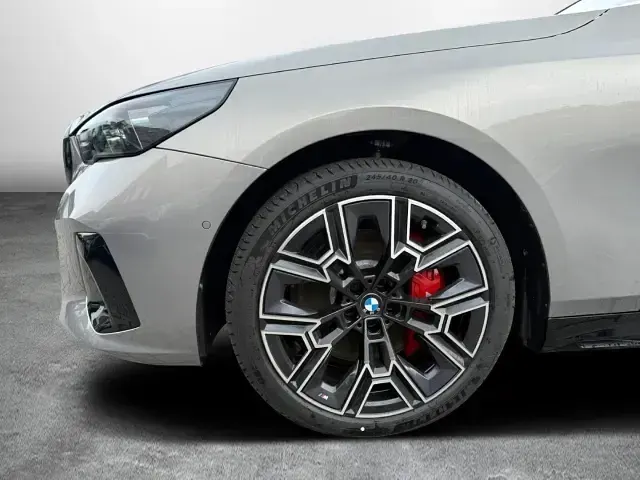 Neu BMW 540 M Sport 303 PS (222 kW) 2026 Grau Kombi