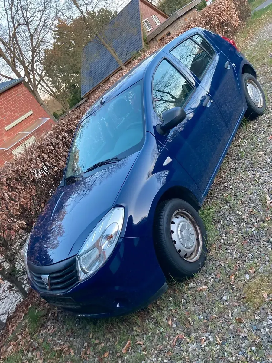 Używany Dacia Sandero 70 KM (51 kW) 2009 Niebieski Sedan/Limuzyna