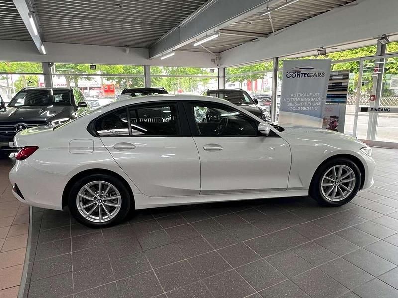 Mineralweiss Gebraucht 2020 BMW 330e Limousine | 28.400 € (Fairer Preis) - Bild 1/4