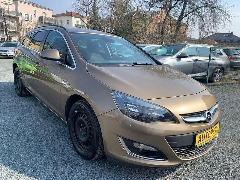 Gebraucht Opel Astra 140 PS (102 kW) 2013 Gold Limousine