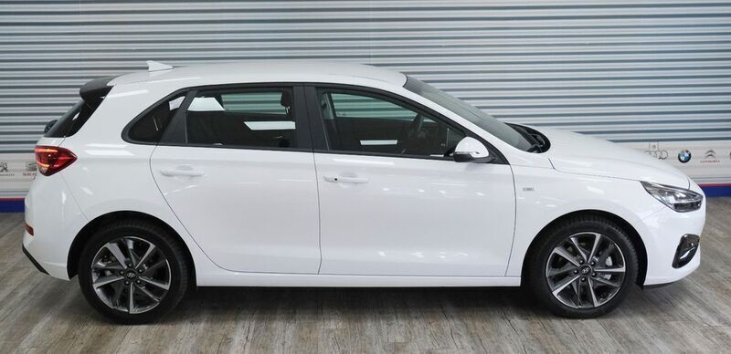 Serenity white Gebraucht 2024 Hyundai i30 Trend Limousine | 21.490 € (Superpreis) - Bild 1/4