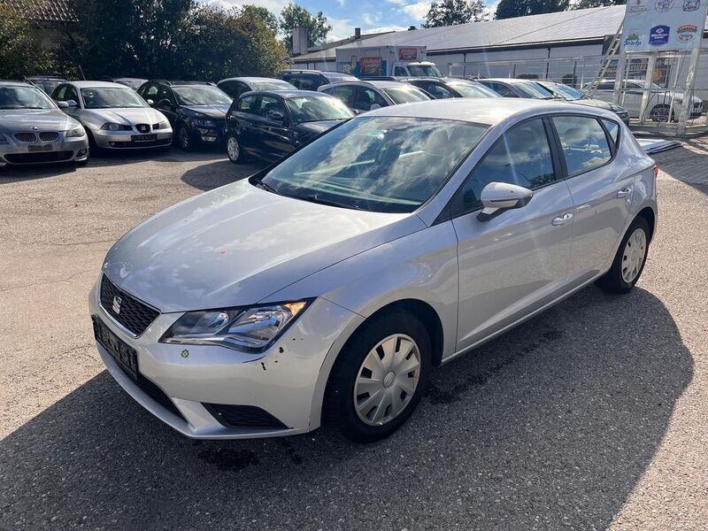 Silber Gebraucht 2015 Seat Leon Reference Limousine | 3.690 € - Bild 1/4