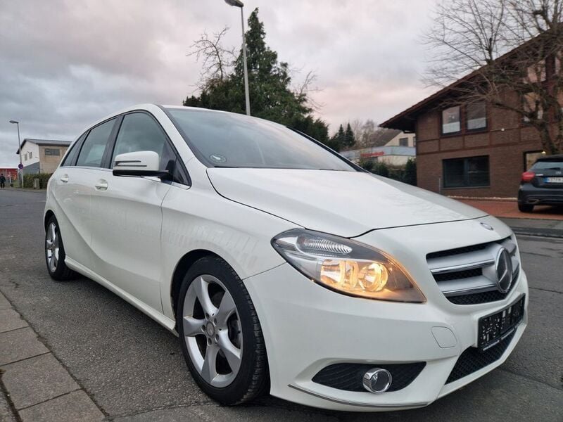 Weiß Gebraucht 2013 Mercedes B180 Van / Kleinbus | 8.925 € (Guter Preis) - Bild 1/4
