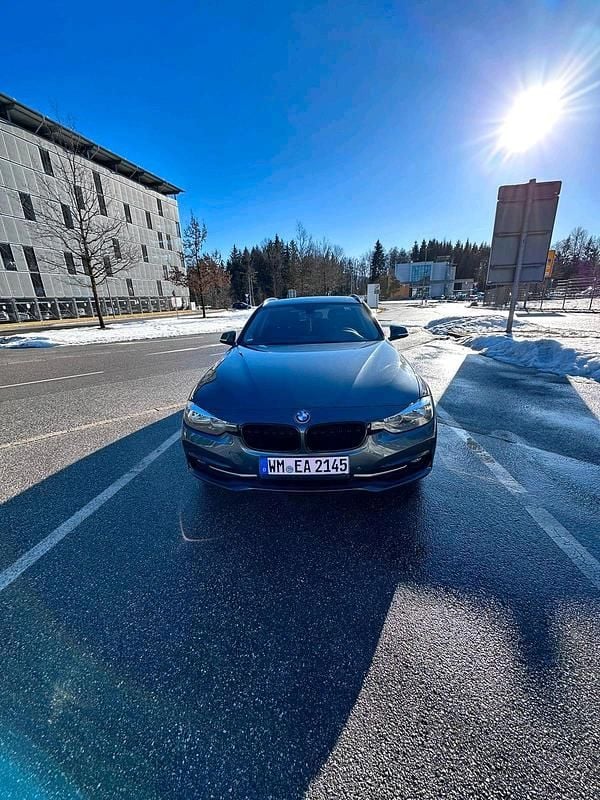 Grau Gebraucht 2017 BMW 320 Kombi | 9.900 € (Superpreis) - Bild 1/4