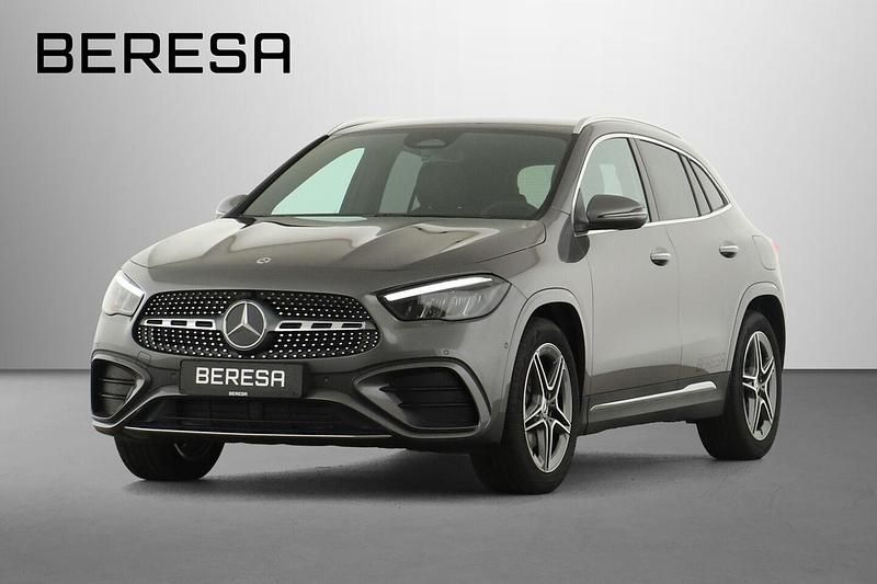 Grau Gebraucht 2024 Mercedes GLA180 AMG SUV | 40.480 € (Teuer) - Bild 1/4