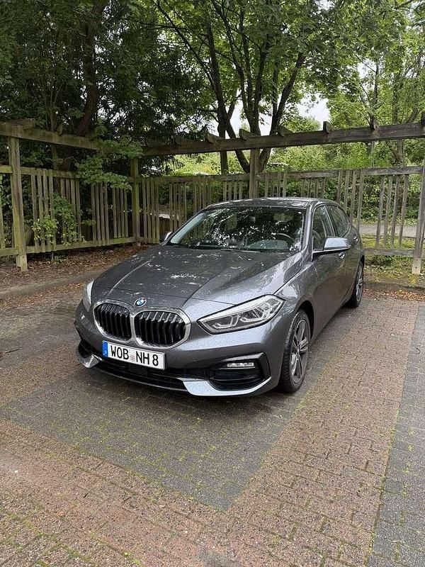 Grau Gebraucht 2021 BMW 120 Sport Line Kleinwagen | 28.900 € (Etwas zu teuer) - Bild 1/4