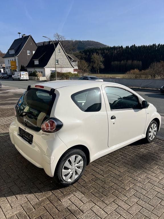 Gebraucht Toyota Aygo Basis 68 PS (50 kW) 2013 Weiß Kleinwagen