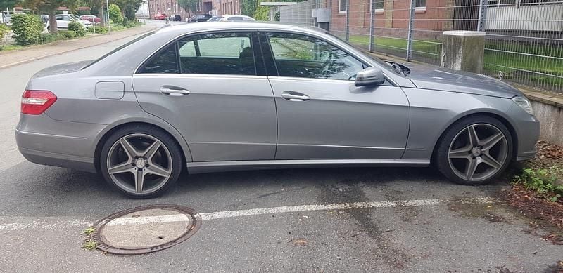 Grau Gebraucht 2011 Mercedes E200 Limousine | 10.750 € (Fairer Preis) - Bild 1/4