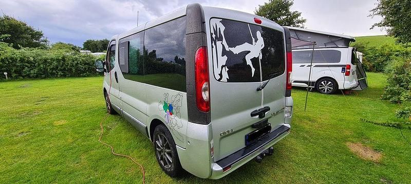 Silber Gebraucht 2011 Opel Vivaro Van / Kleinbus | 9.500 € (Etwas zu teuer) - Bild 1/4