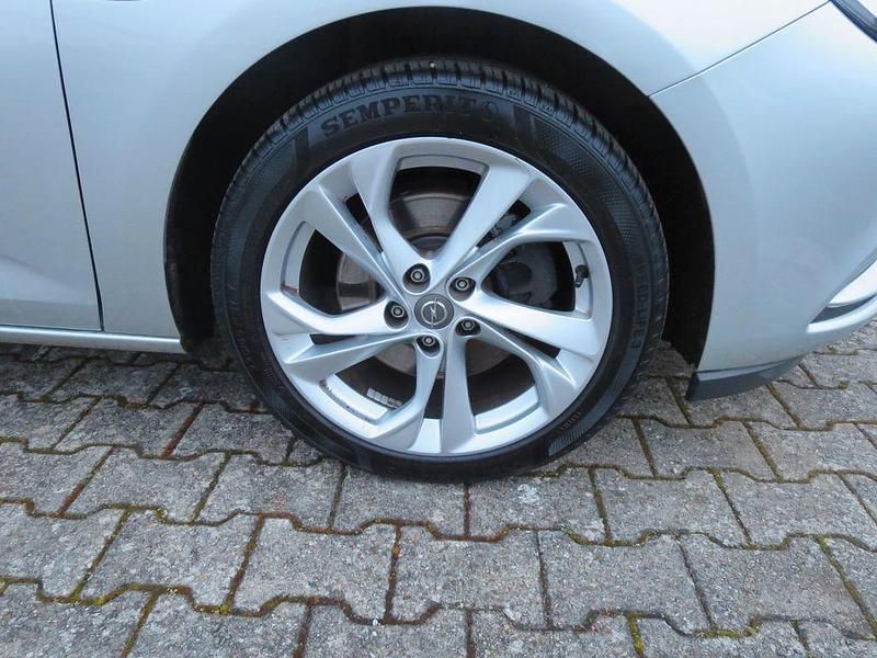 Gebraucht Opel Astra Dynamic 110 PS (80 kW) 2016 Silber Limousine