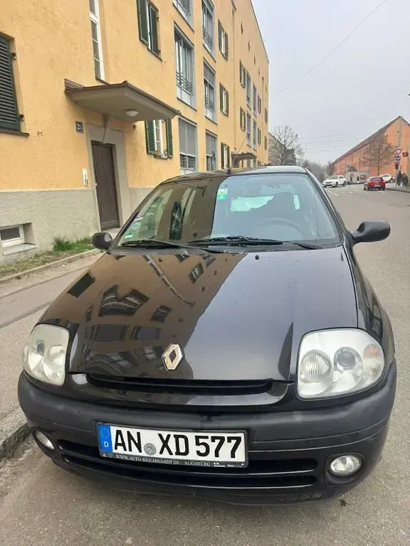 Używany Renault Clio II 58 KM (42 kW) 2000 Czarny Sedan/Limuzyna