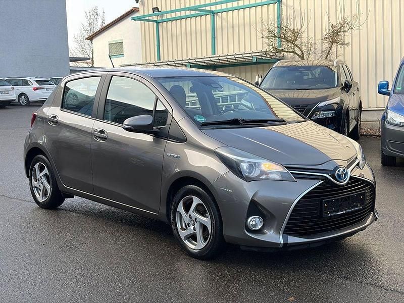 Grau Gebraucht 2016 Toyota Yaris Hybrid Edition-S Limousine | 6.650 € (Fairer Preis) - Bild 1/4