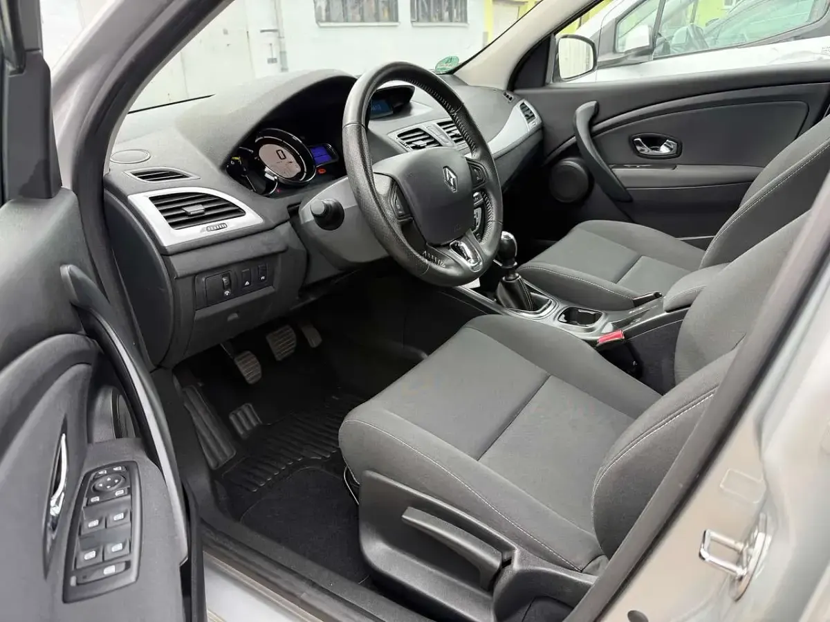 Gebraucht Renault Mégane Dynamique 116 PS (85 kW) 2013 Platingrau Limousine