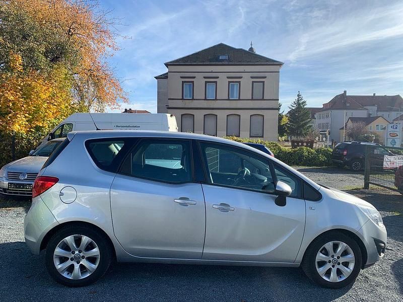 Gebraucht Opel Meriva 101 PS (74 kW) 2011 Silber Van / Kleinbus