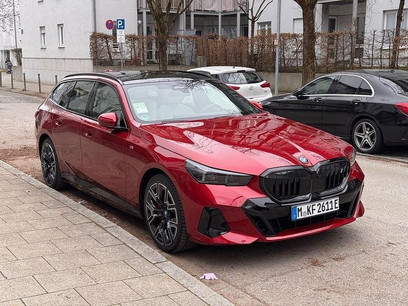 Rot Gebraucht 2024 BMW i5 M Sport Limousine | 62.000 € (Teuer) - Bild 1/4
