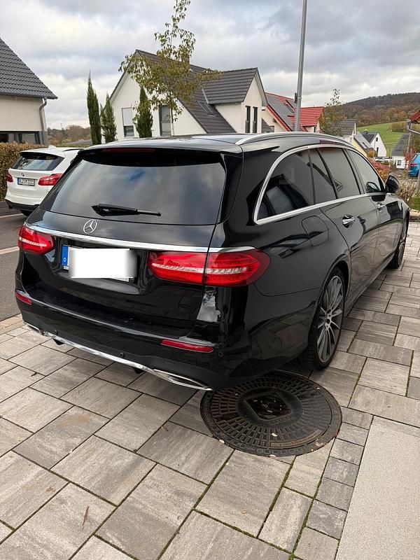 Schwarz Gebraucht 2018 Mercedes E200 AMG line Kombi | 26.500 € (Fairer Preis) - Bild 1/4