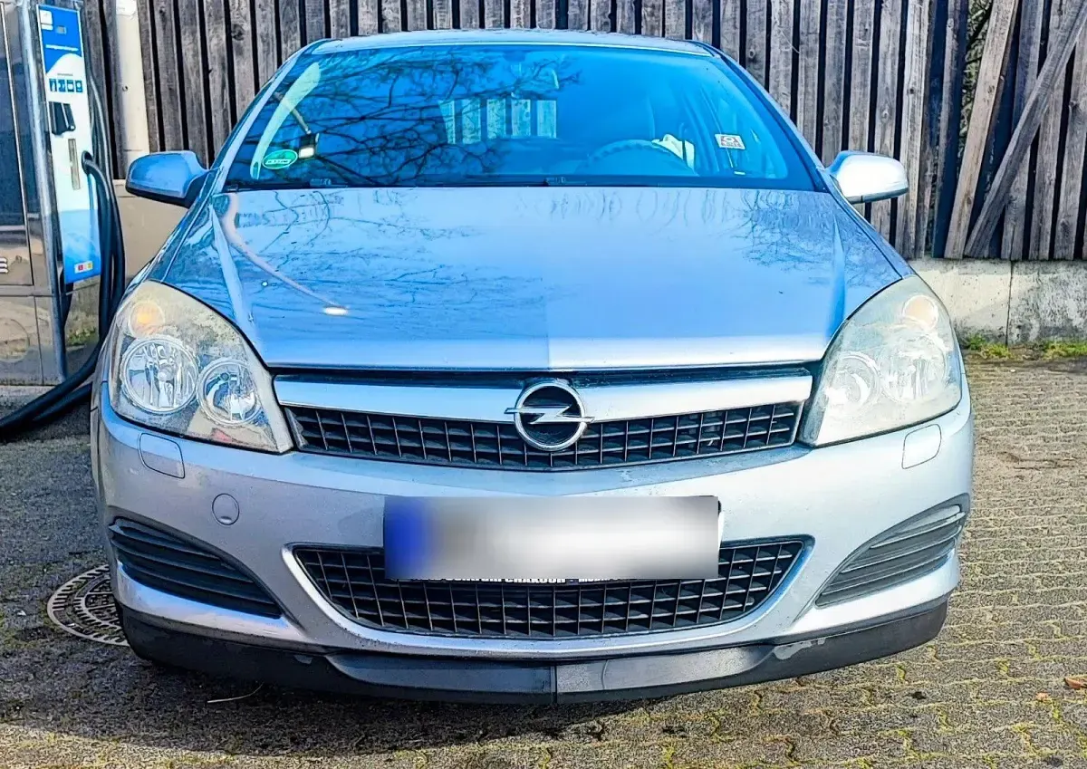 Używany Opel Astra GTC 90 KM (66 kW) 2009 Szary Sedan/Limuzyna