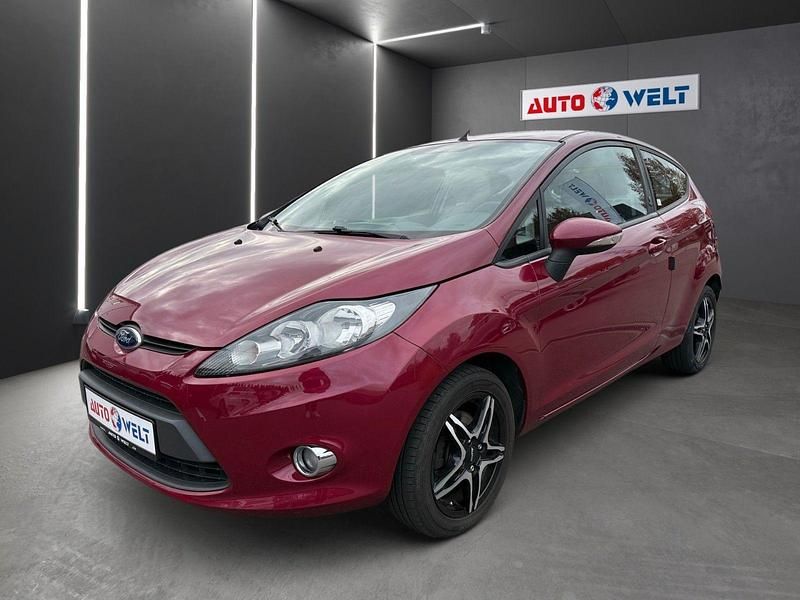 Rot Gebraucht 2012 Ford Fiesta Champions Edition Kleinwagen | 5.990 € (Etwas zu teuer) - Bild 1/4