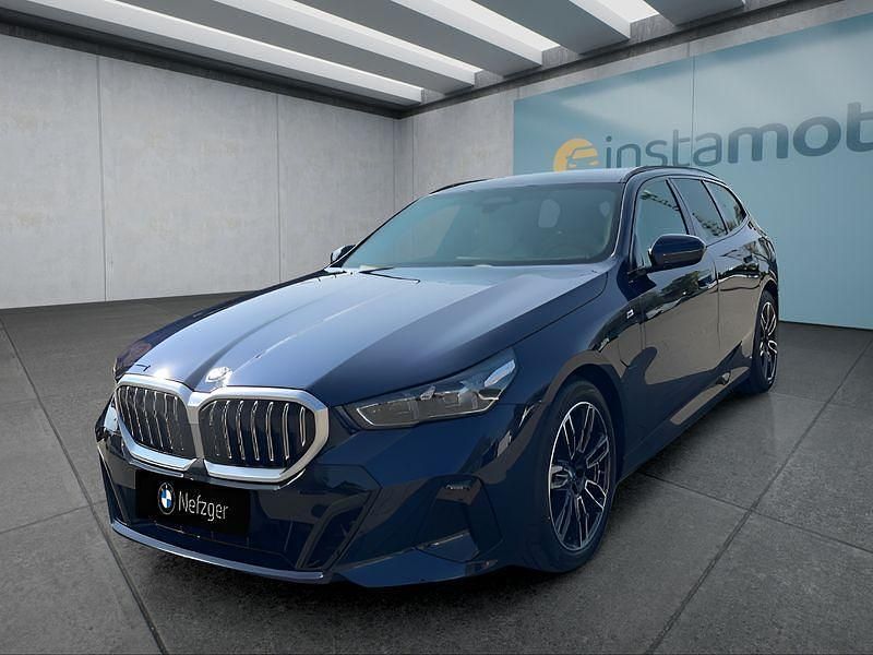 Blau Gebraucht 2024 BMW 530e M Sport Kombi | 64.599 € - Bild 1/4