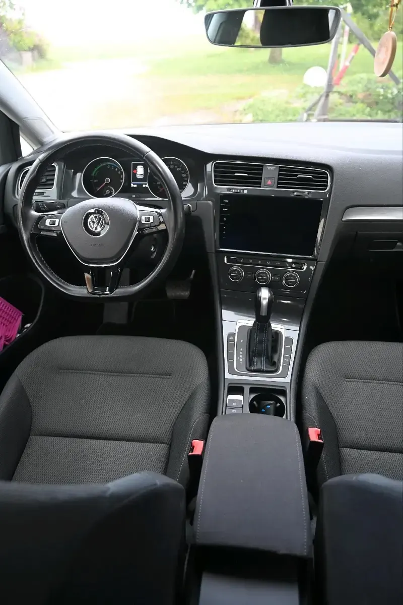 Używany VW e-Golf 100 kW (136 KM) 2020 Szary Hatchback