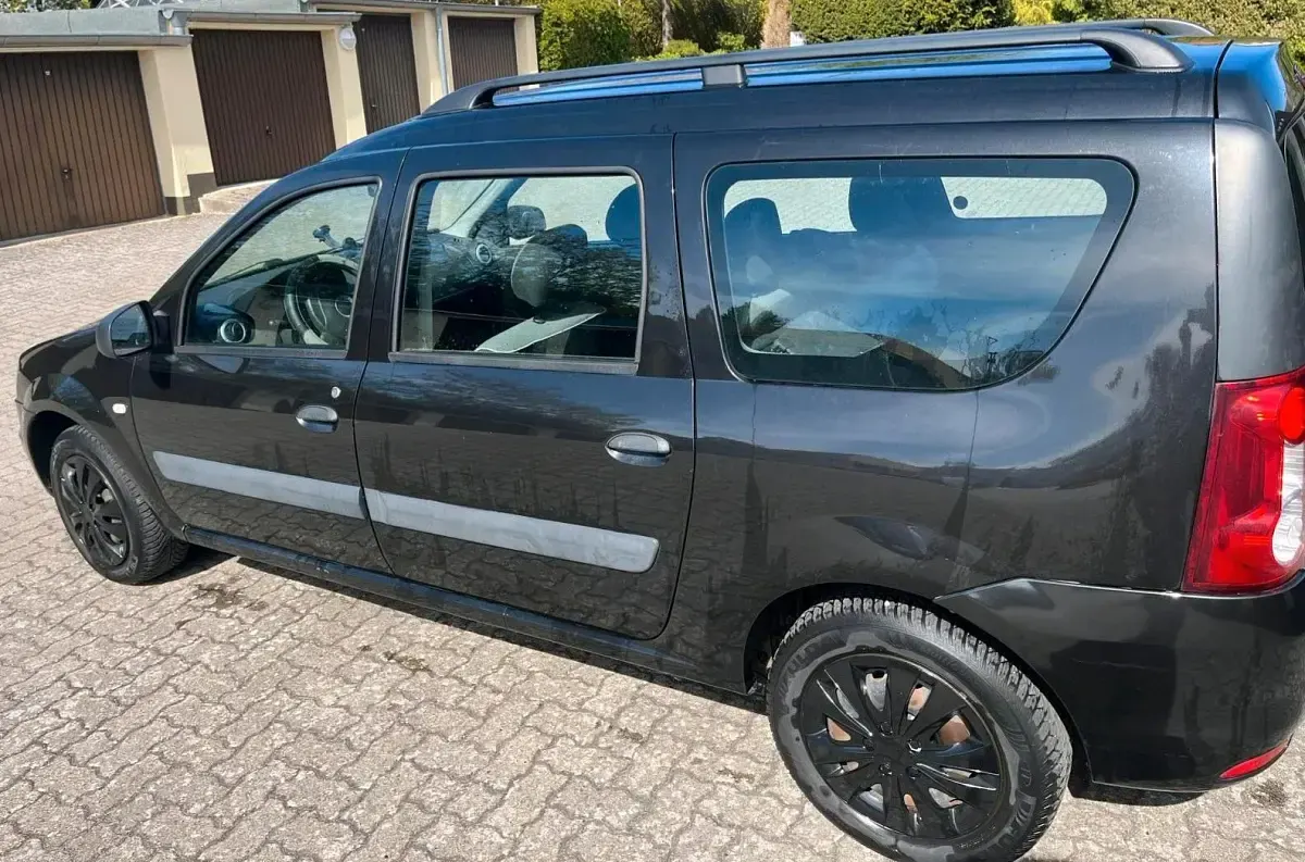 Second-hand Dacia Logan 85 CP (62 kW) 2011 Negru Break