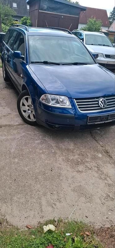 Blau Gebraucht 2001 VW Passat Kombi | 600 € (Superpreis) - Bild 1/4