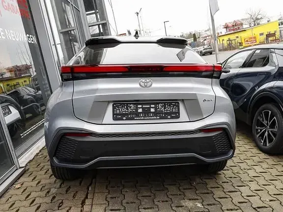 Gebraucht Toyota C-HR 140 PS (102 kW) 2025 Silver metallic / black SUV