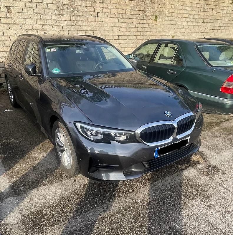 Silber Gebraucht 2022 BMW 320 Sport Line Kombi | 29.950 € (Guter Preis) - Bild 1/1