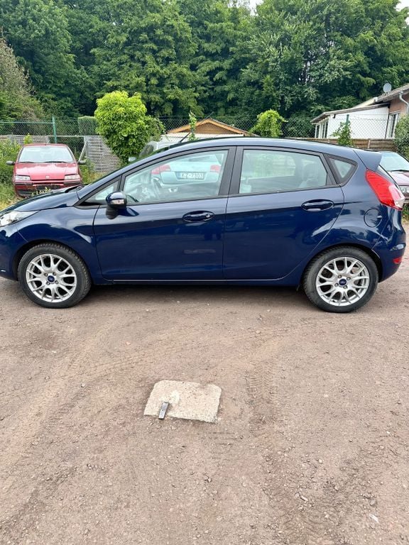 Blau Gebraucht 2013 Ford Fiesta Titanium Kleinwagen | 6.666 € (Superpreis) - Bild 1/4