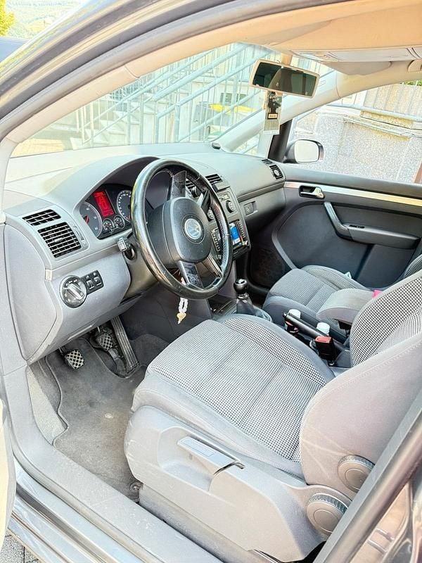 Grau Gebraucht 2005 VW Touran Van / Kleinbus | 2.500 € (Fairer Preis) - Bild 1/4