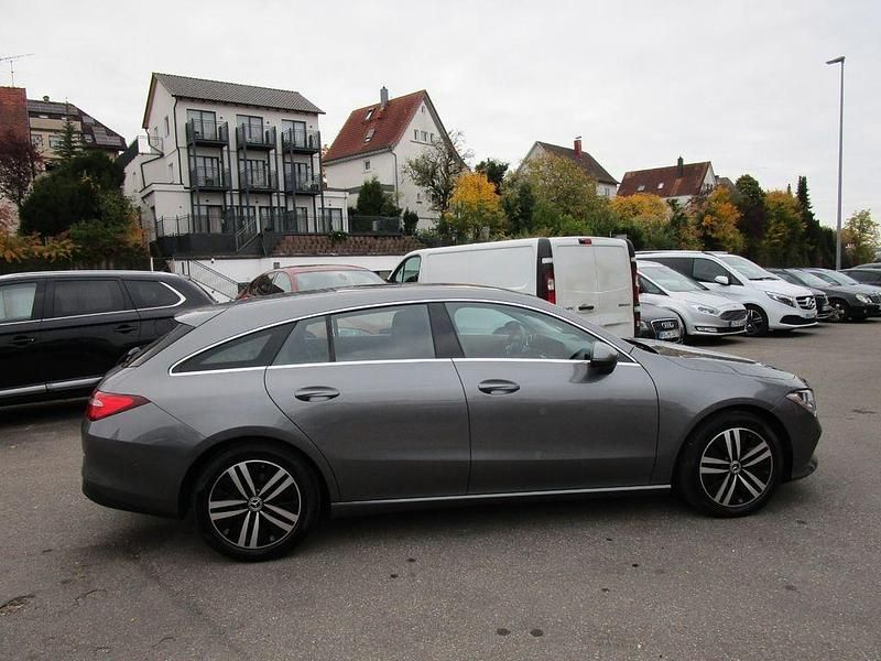 Gebraucht Mercedes CLA200 Shooting Brake 150 PS (110 kW) 2023 Grau Kombi