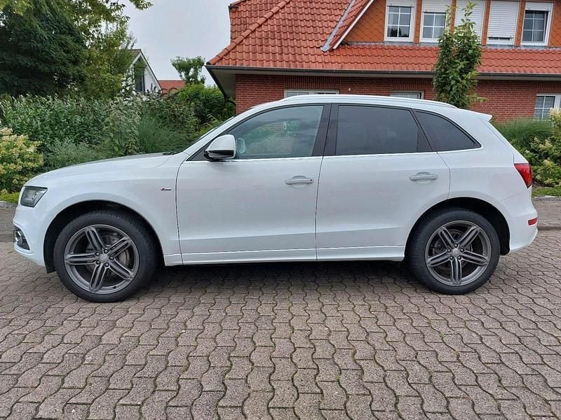 Weiß Gebraucht 2015 Audi Q5 Black Edition SUV | 24.700 € (Etwas zu teuer) - Bild 1/4