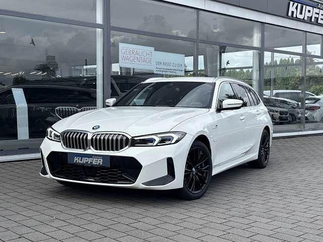 Weiß Gebraucht 2023 BMW 330e M Sport Limousine | 40.500 € (Fairer Preis) - Bild 1/4