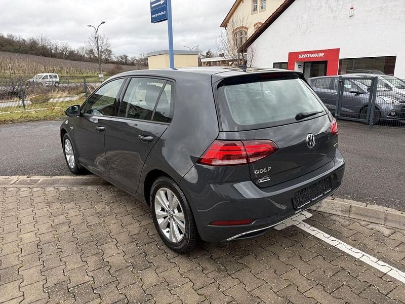 Gebraucht VW Golf VII Comfortline 131 PS (96 kW) 2019 Grau Limousine