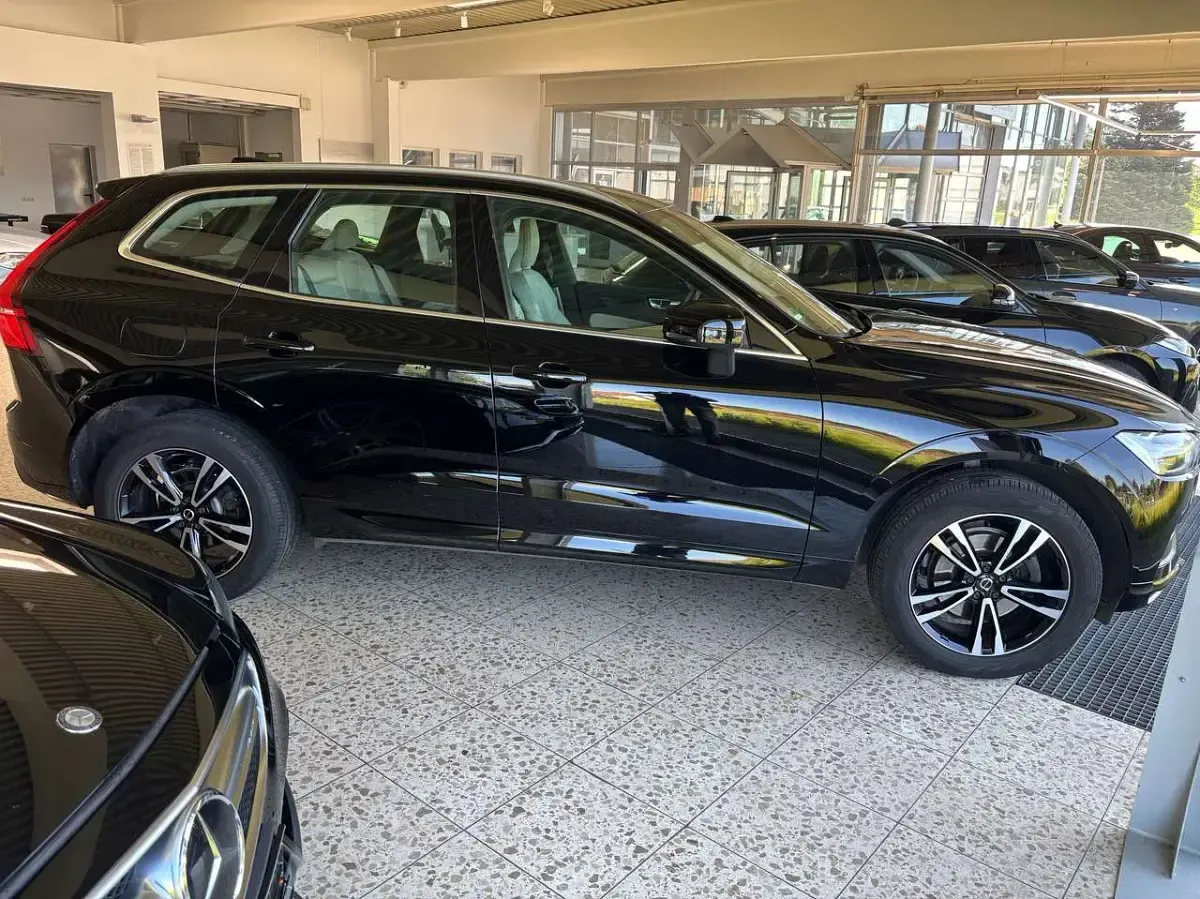 Gebraucht Volvo XC60 Momentum 190 PS (139 kW) 2019 Black solid "stone" / solid SUV