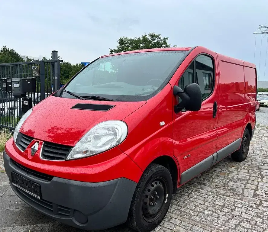 Gebraucht Renault Trafic 114 PS (83 kW) 2013 Rot Van / Kleinbus