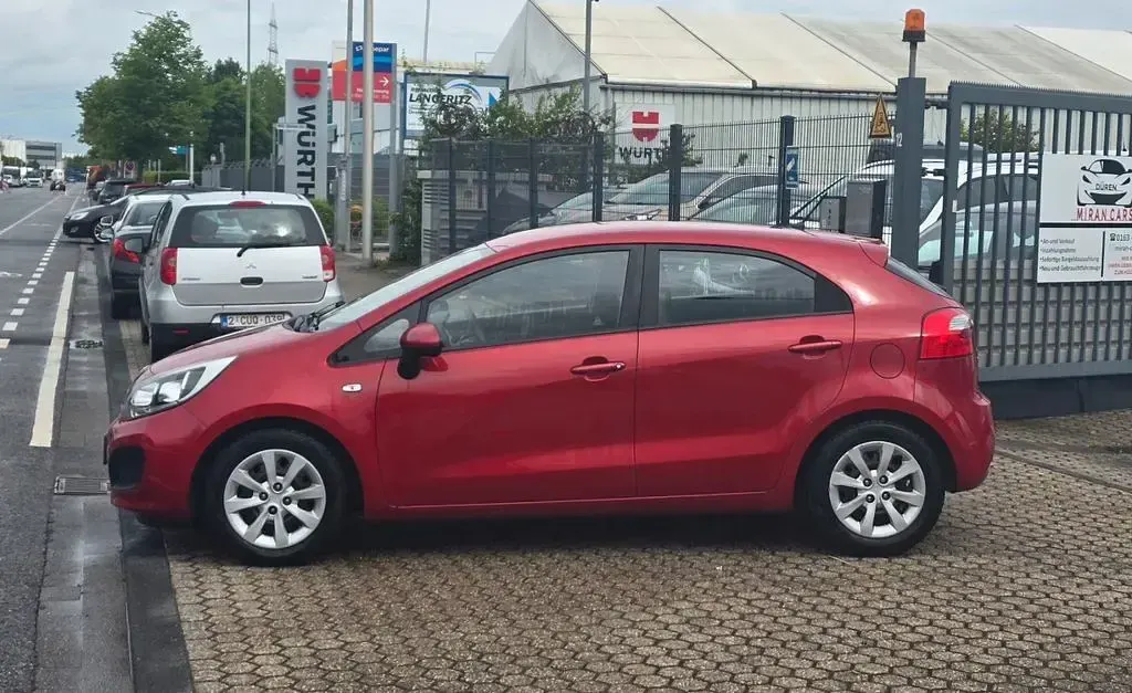 Gebraucht Kia Rio Attract 86 PS (63 kW) 2014 Rot Limousine